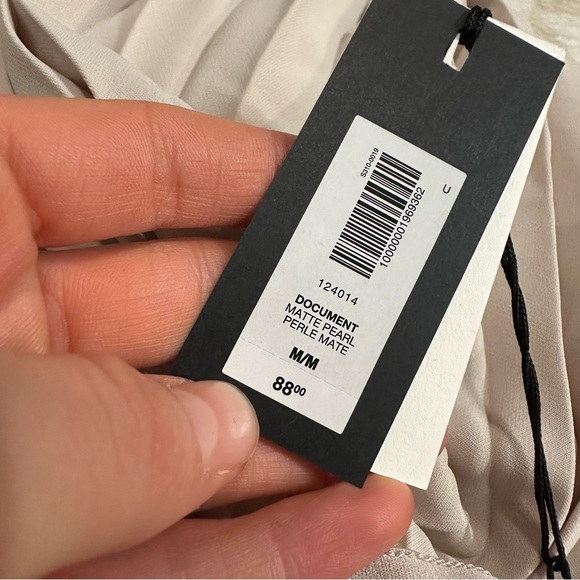 Aritzia Babaton Document Pleated Skirt
Mate satin pleated mini skirt - Picture 6 of 6